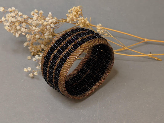 Vintage Statement-Armreif aus Metallgeflecht mit schwarzen Perlen – Gesamtansicht, 1980er