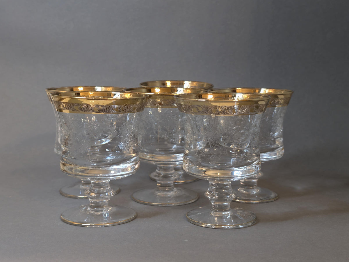 Sechs Vintage-Weingläser mit Goldrand und Blumenätzung, Gesamtansicht