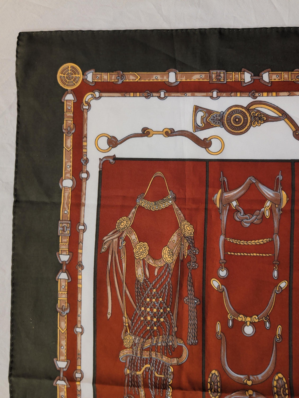 Goldene Kettenmotive auf dem Emiliani-Schal im Detail