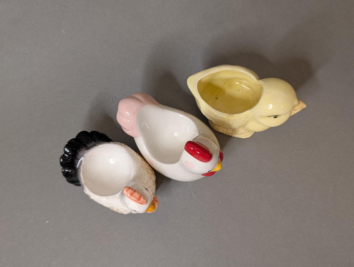 Eierbecher-Hahn mit rotem Kamm im Detail