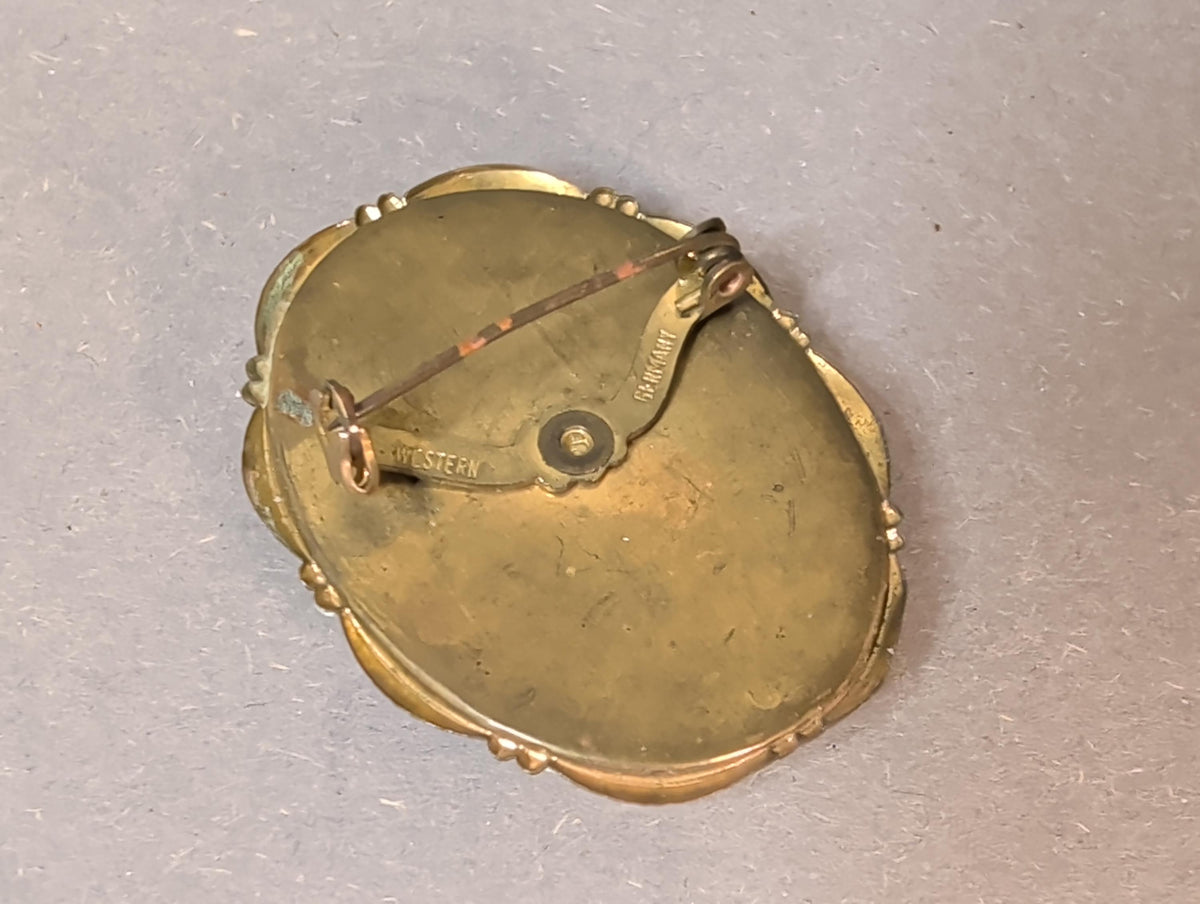 Brosche an einem Mantelrevers getragen