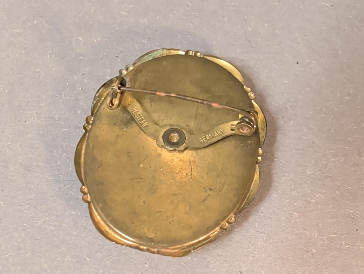 Leichte Patina auf der Rückseite der Brosche