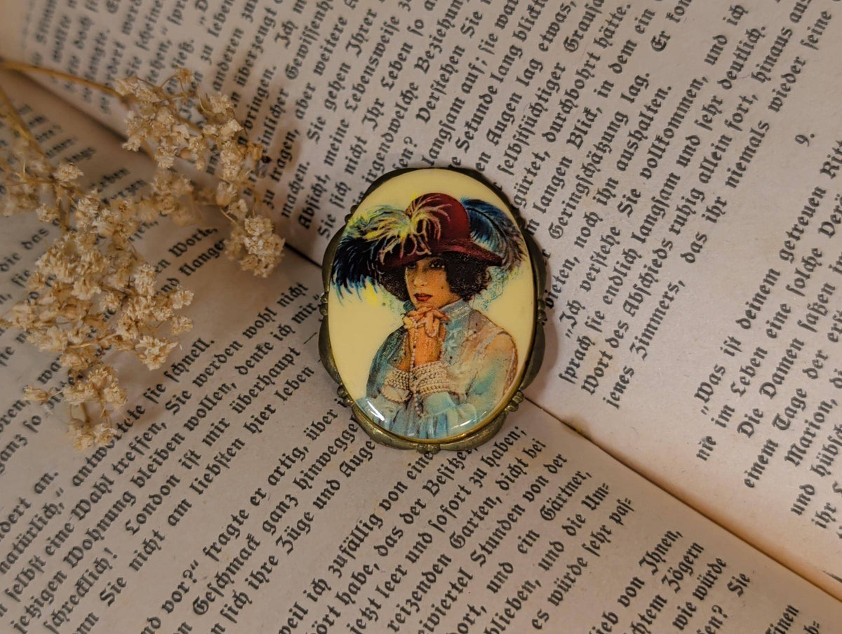 Porträt-Brosche neben weiterem Vintage-Schmuck