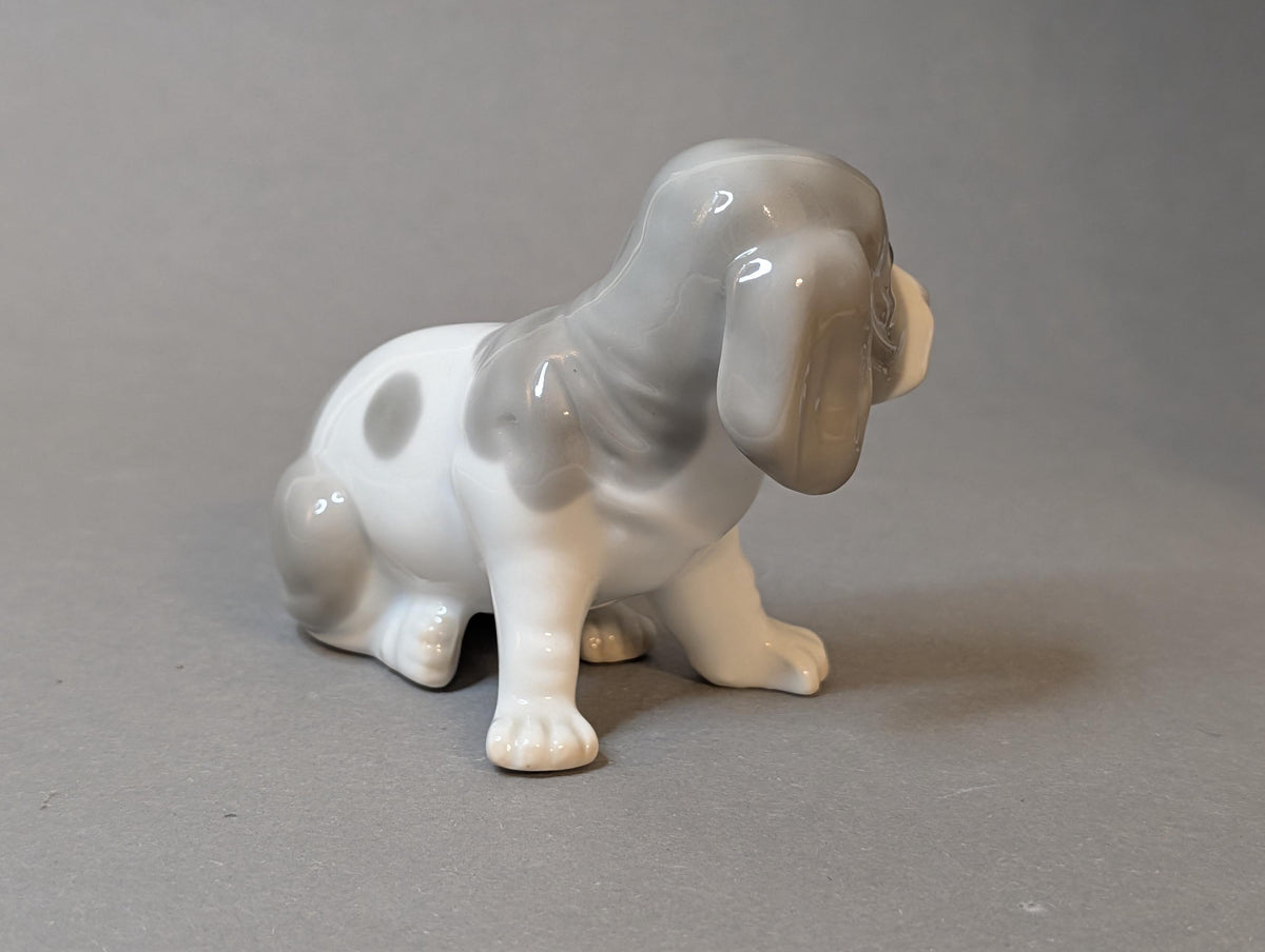 Hundefiguren im Bücherregal