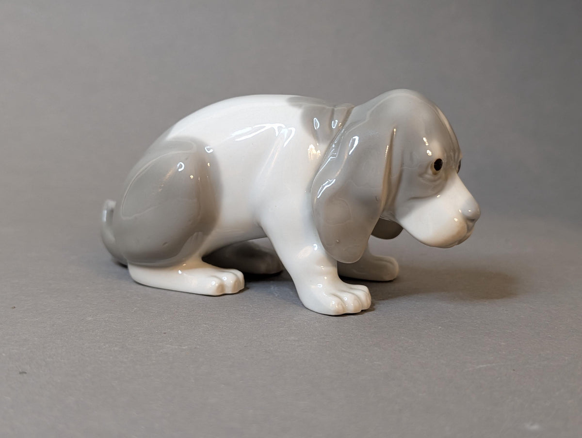 Porzellanhunde auf dem Kaminsims