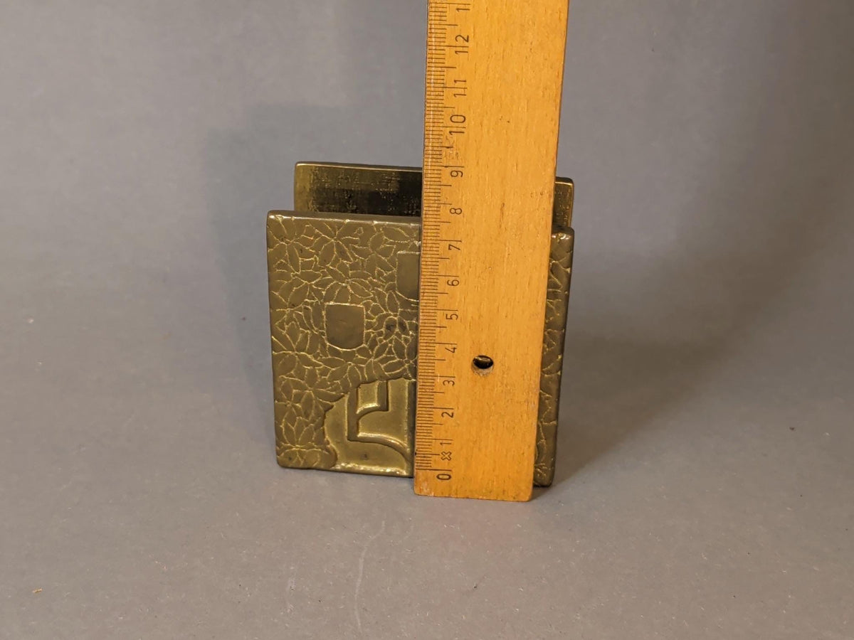 Größenvergleich des 7,5 cm breiten Messing-Serviettenhalters