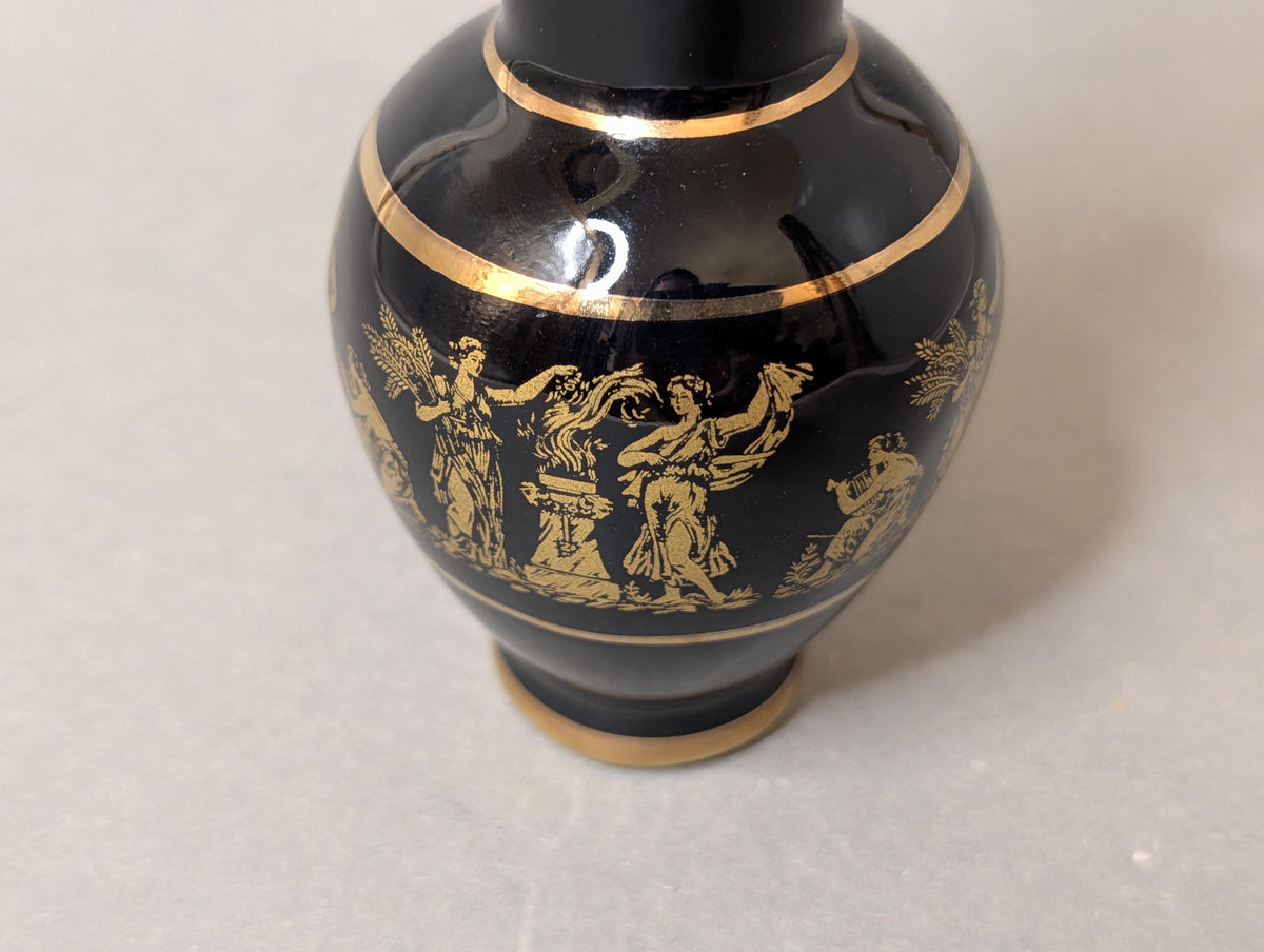 Griechische Vase neben Maßband, Höhe 9,5 cm