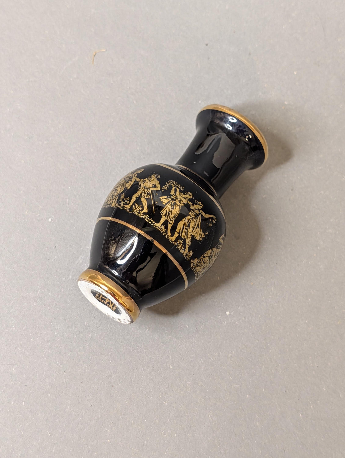 Rückseite der Keramikvase mit Goldornament