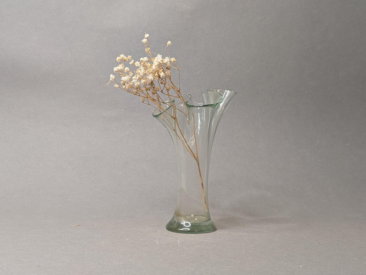 Schlanker Hals der Miniatur-Knospenvase