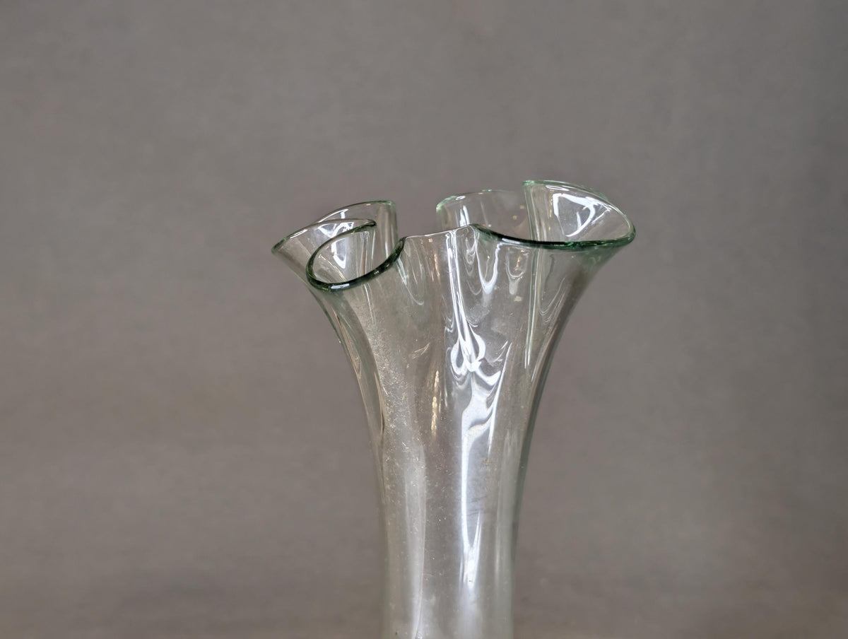 Zartgrüner Schimmer des mundgeblasenen Glases im Gegenlicht