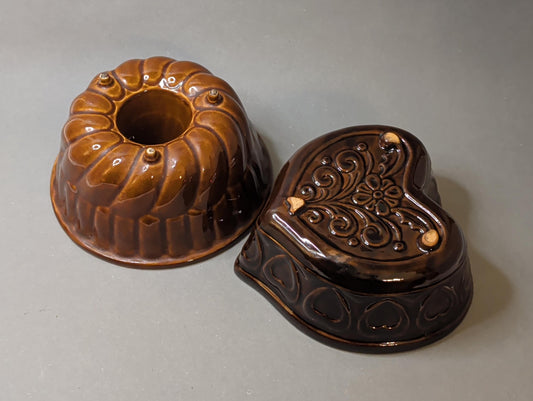Keramik-Gugelhupf- und Herzform-Backformen, braun glasiert – Gesamtansicht, Vintage Österreich