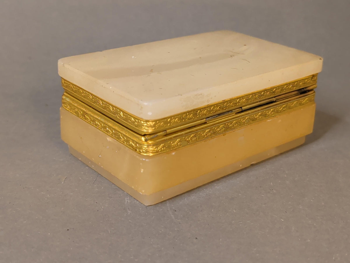 Seitenansicht der 10,5 cm langen Onyx-Dose