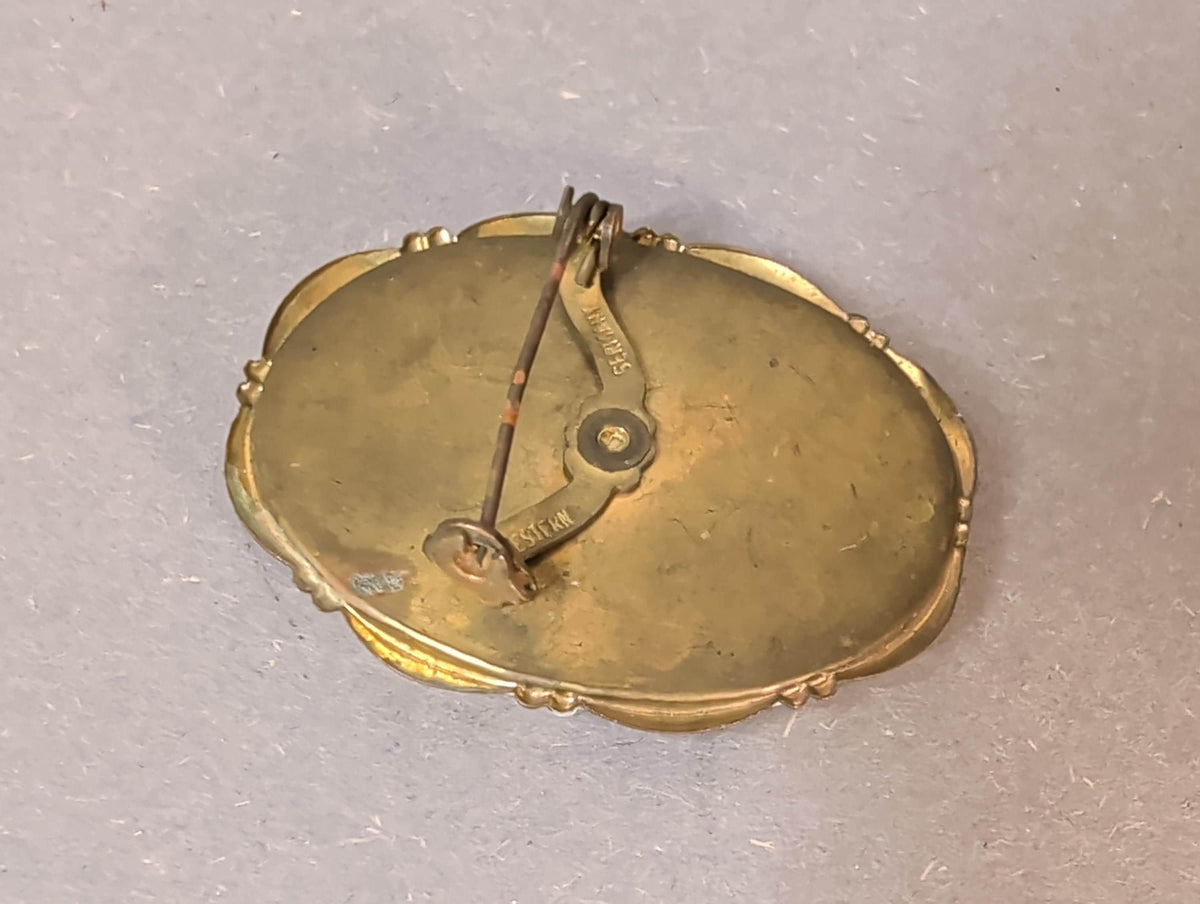 Größenangabe der 4,2 x 3,3 cm großen Brosche