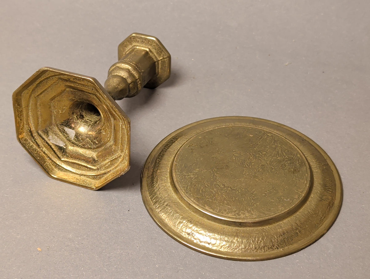 Wachsspuren in den Vertiefungen des Messings