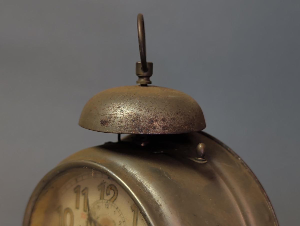 Beide Uhren als Steampunk-Deko im Regal arrangiert