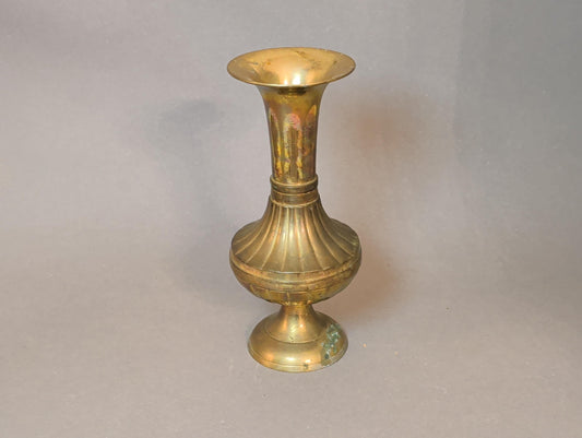 Geriffelte Messingvase mit natürlicher Patina – Gesamtansicht, Vintage 1970er/1980er