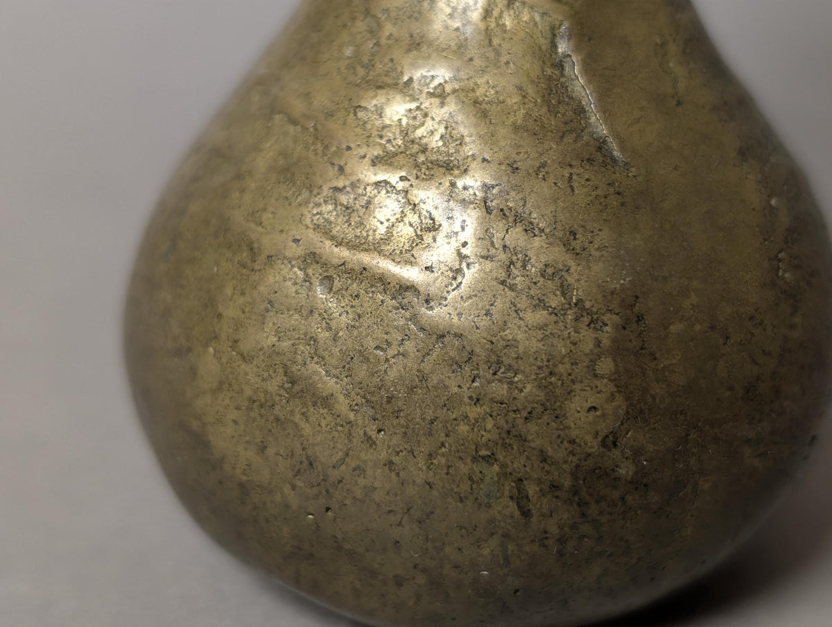 Gegossene Bronzevase von schräg oben