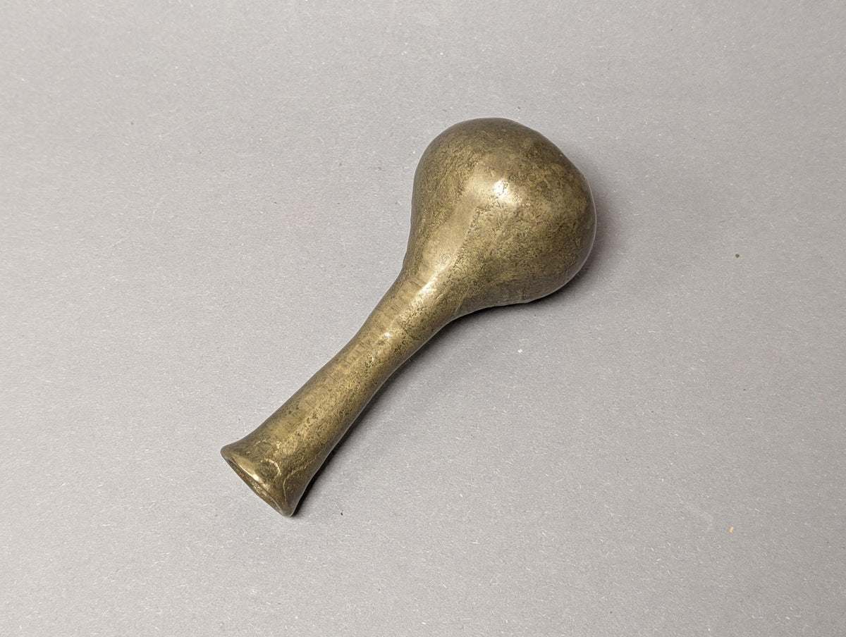 Messing-Solifleur mit einzelner Trockenblüte