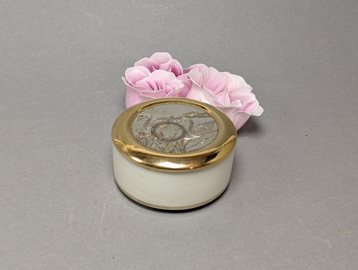 Art of Chokin Porzellandose mit zwei Schwänen auf dem Deckel, Gesamtansicht