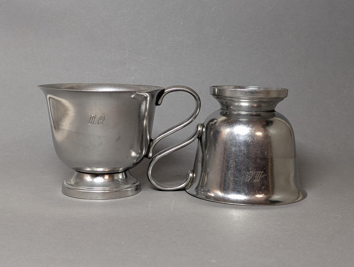Gravur III.O. auf der Vorderseite der Tasse