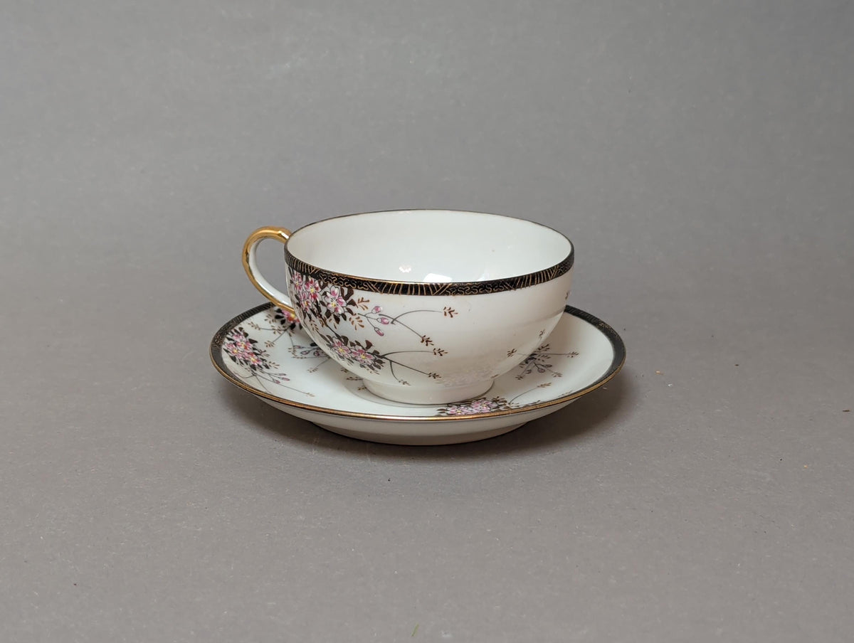 Japanische Eierschalen-Porzellan Teetasse mit Untertasse, Kirschblüten, Gesamtansicht