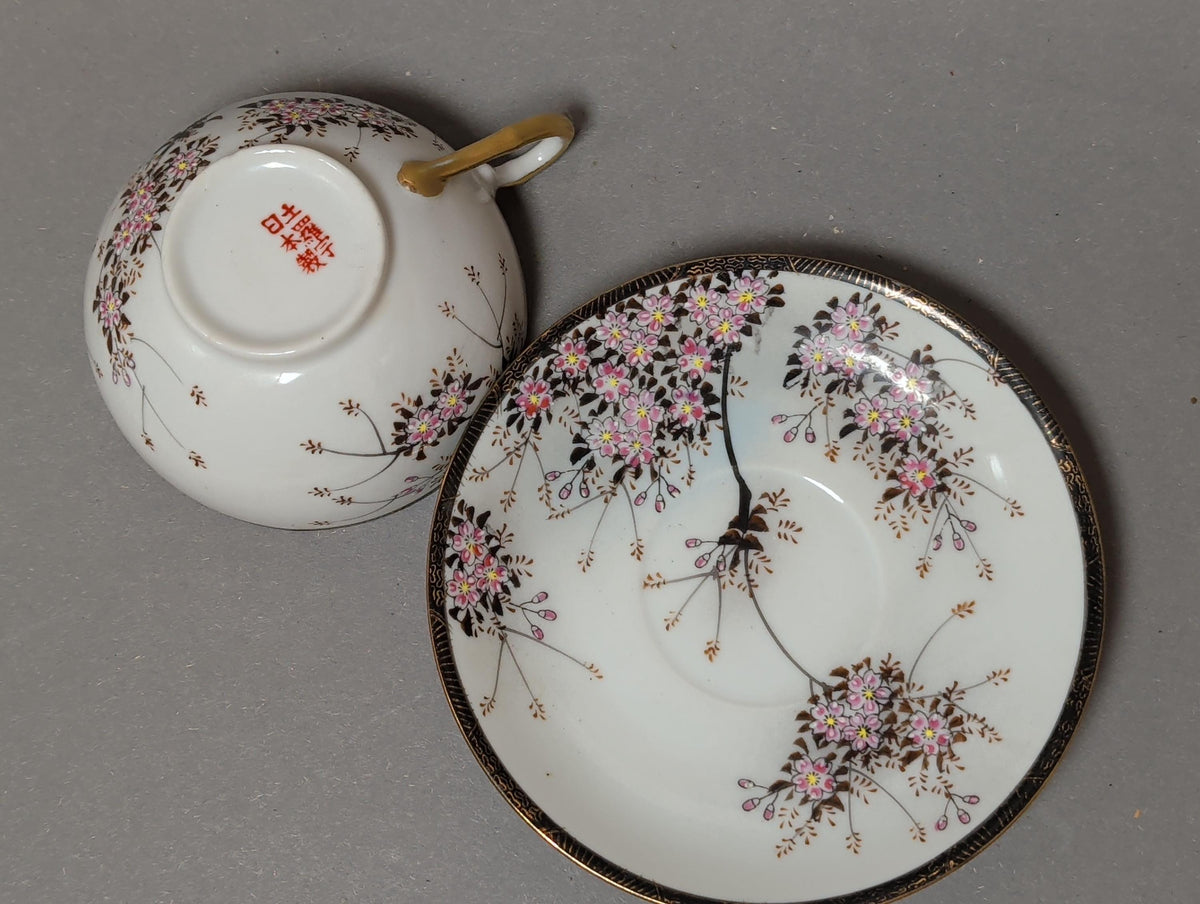 Vergoldeter Rand der Untertasse
