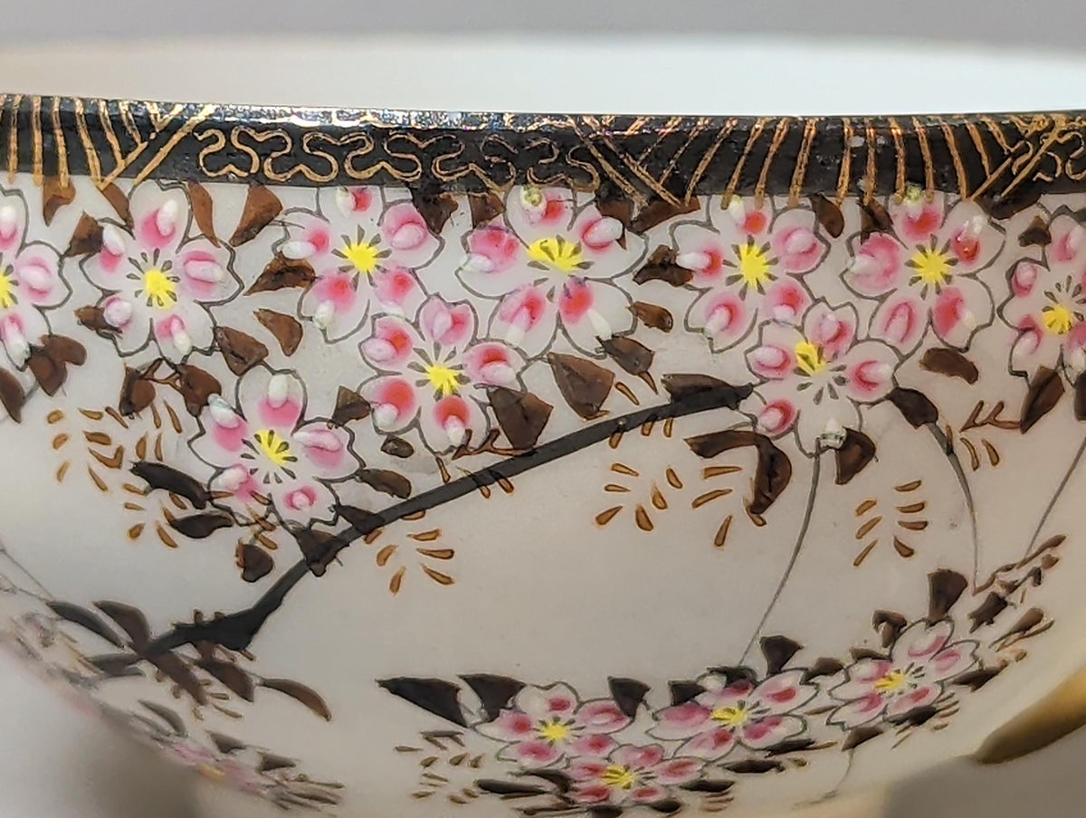 Tasse auf Untertasse arrangiert