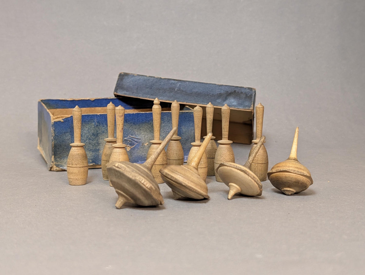 Antikes Miniatur-Kegelspiel mit Kreiseln im blauen Originalkarton, Gesamtansicht