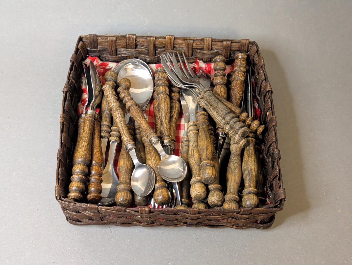 Vintage Besteckset mit Holzgriffen im geflochtenen Korb, Gesamtansicht