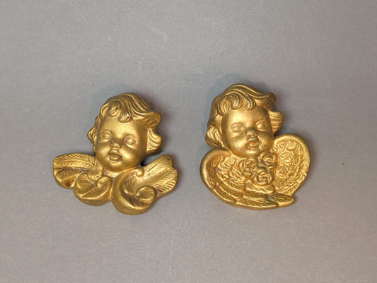 Zwei goldene Barock-Engelsköpfe aus Gipsmasse – Gesamtansicht des Paares, Vintage 1960er–1970er