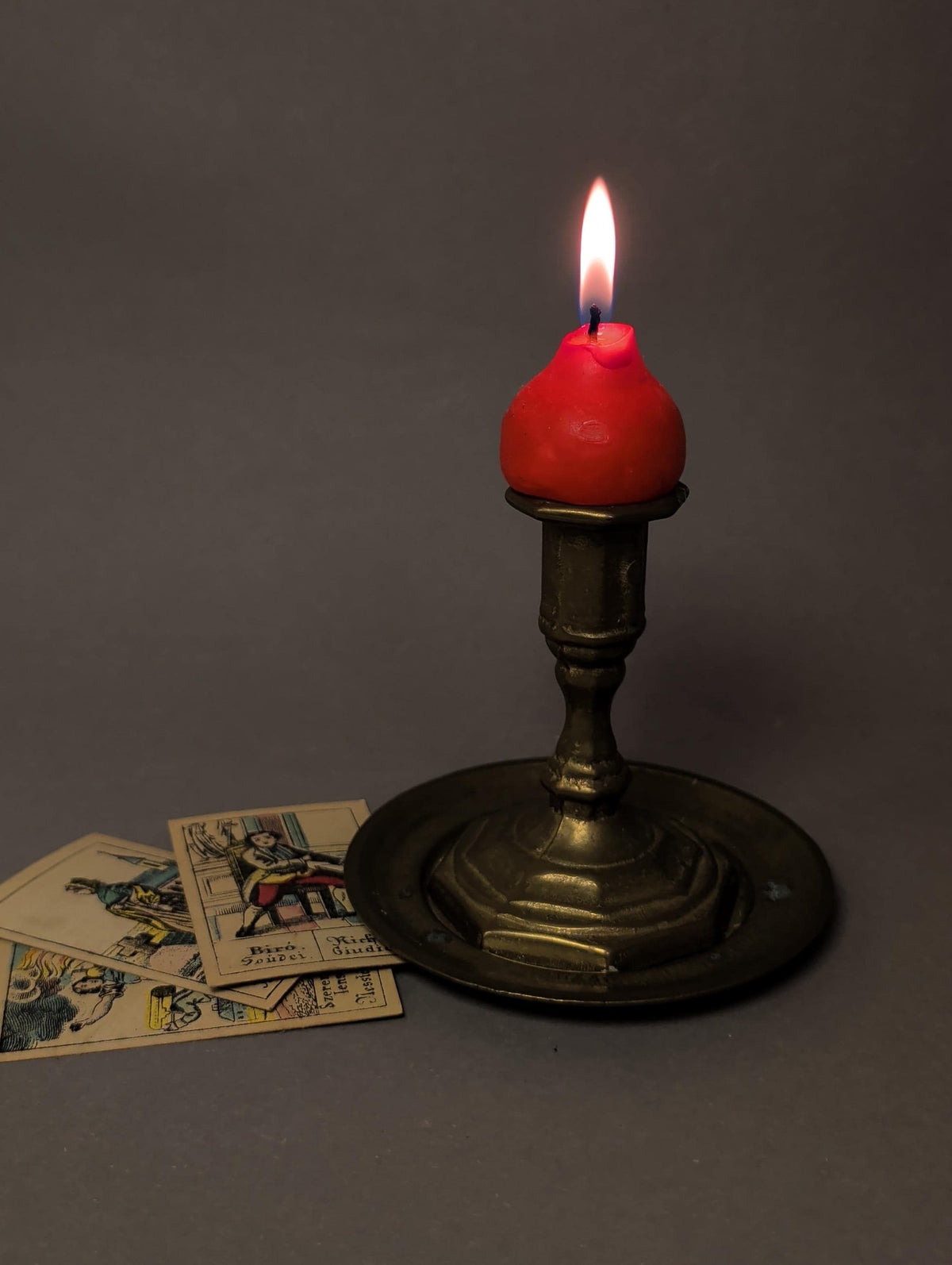 Detail der facettierten, achteckigen Säule des Leuchters