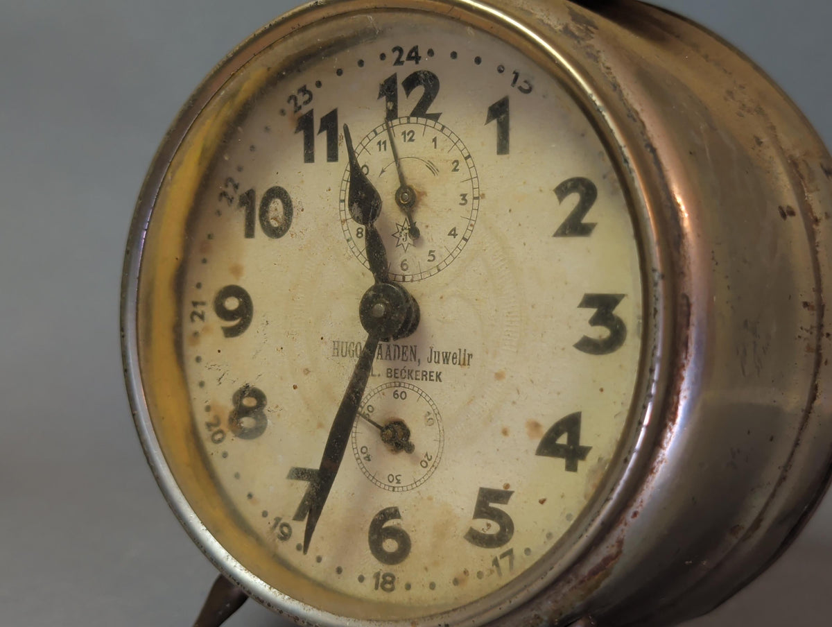 Seitenansicht der Hugo-Madern-Uhr mit Aufhängering