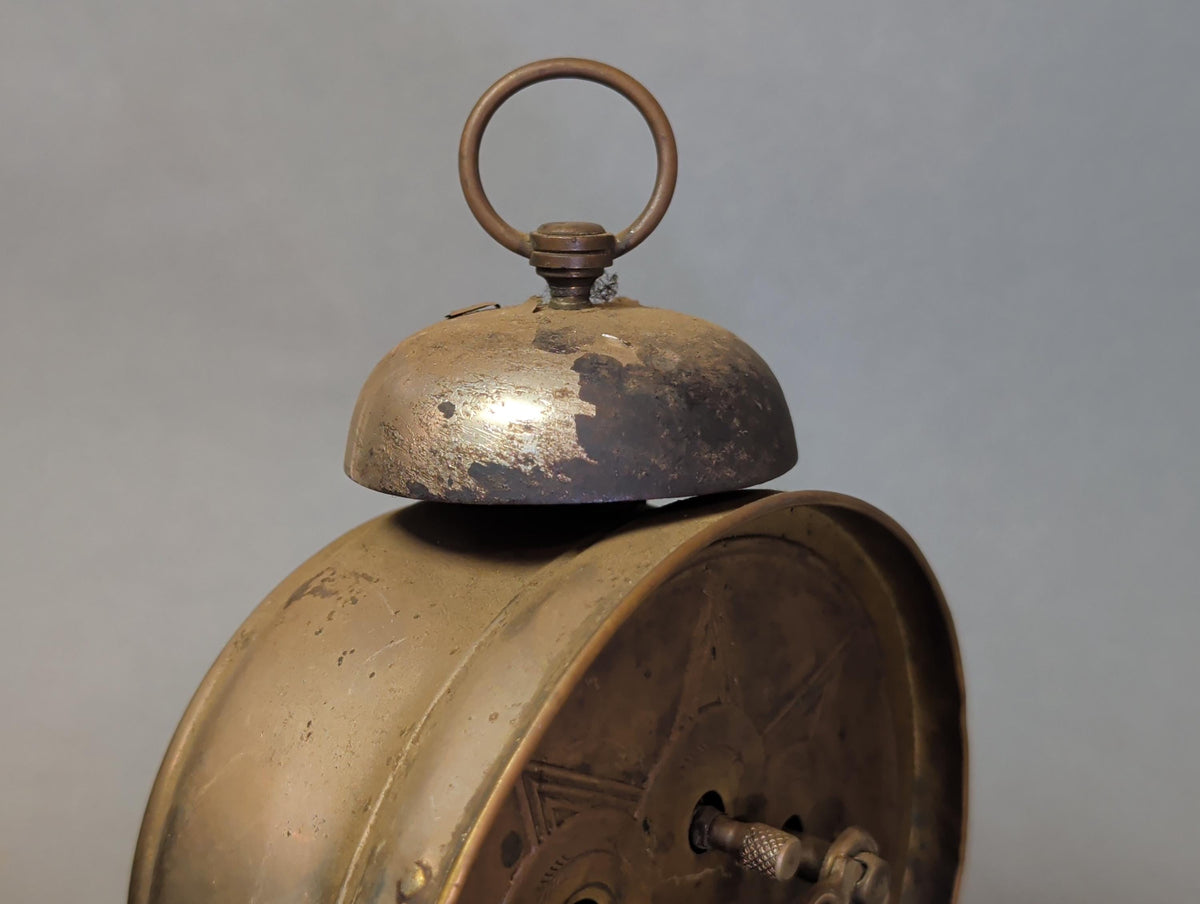 Warmtöniges Zifferblatt der Derby-Uhr im Detail