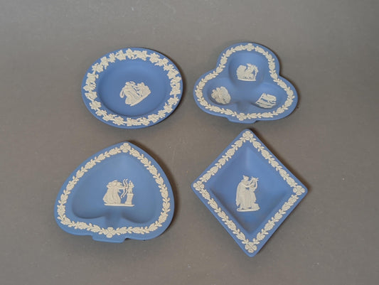 Wedgwood Jasperware Schalen in Kartenfarben-Form, Gesamtansicht