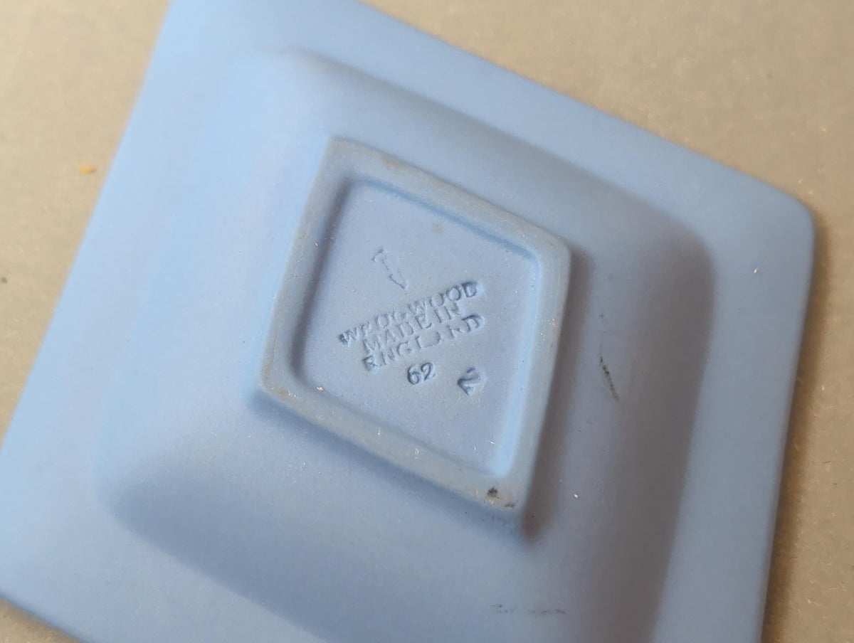 Karo-Schale aus hellblauem Jasperware