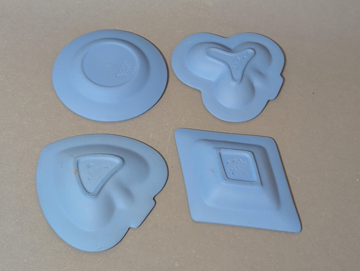 Pik-Schale mit weißem Relief