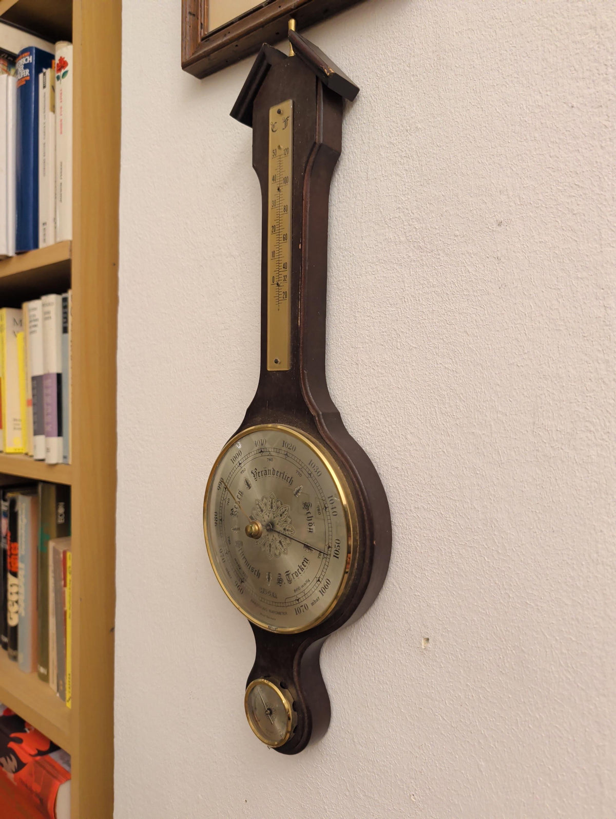 Wetterstation an der Wand im Arbeitszimmer