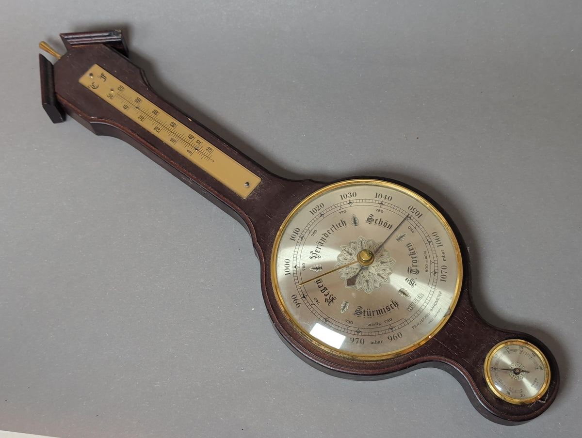 Barometer mit Frakturschrift im Detail