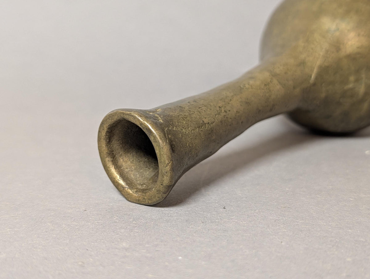 Bronzevase als skulpturaler Akzent im Bücherregal