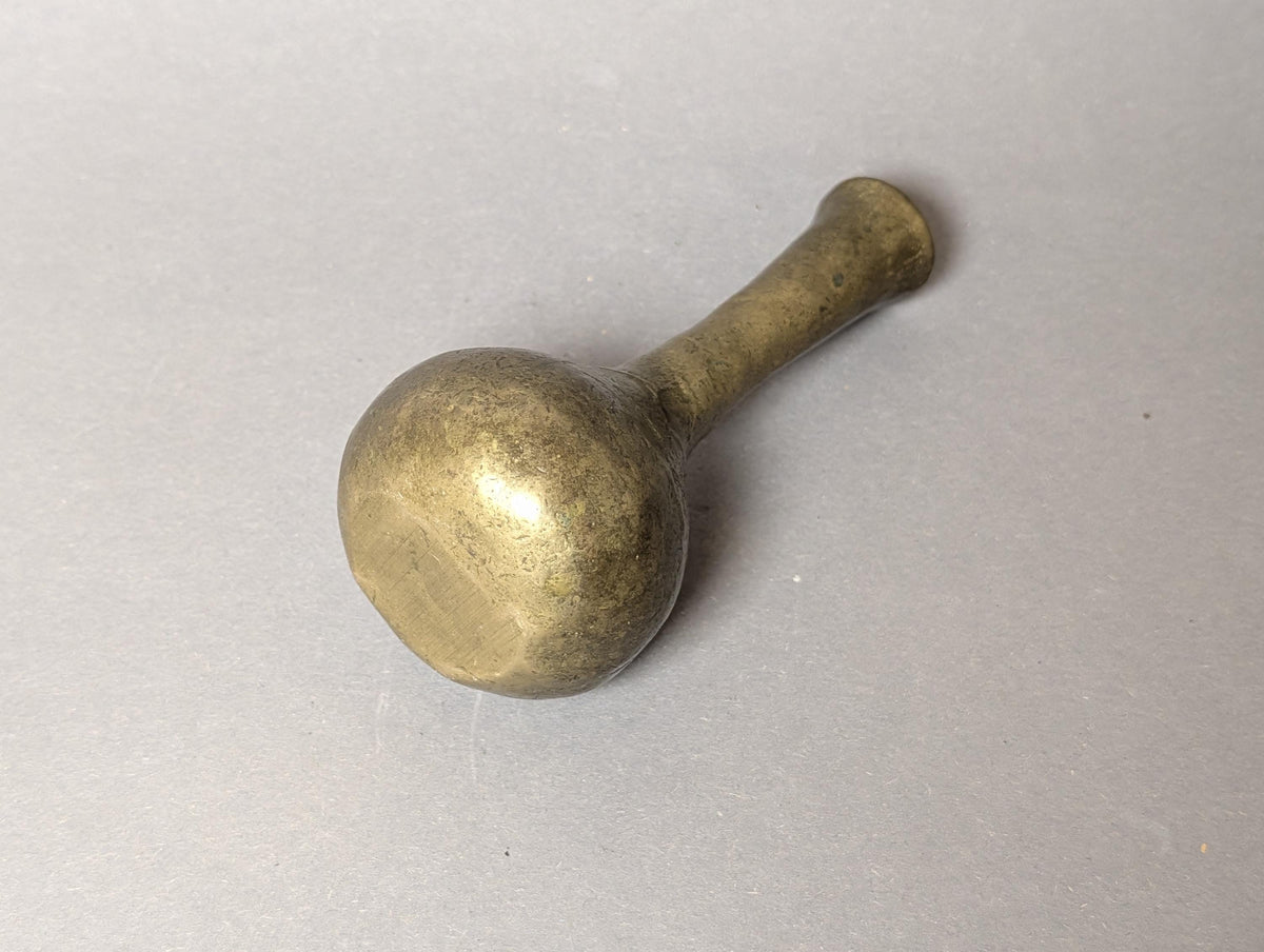 Rückseite der handgegossenen Messingvase