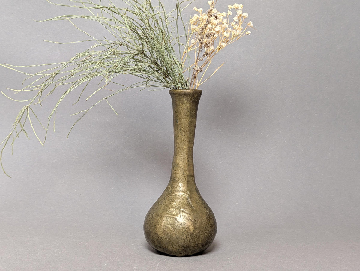Brutalistische Messingvase neben Maßband