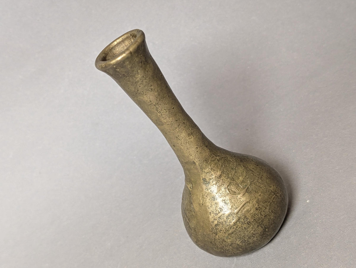 Tropfenförmiger schwerer Fuß der Bronze-Knospenvase