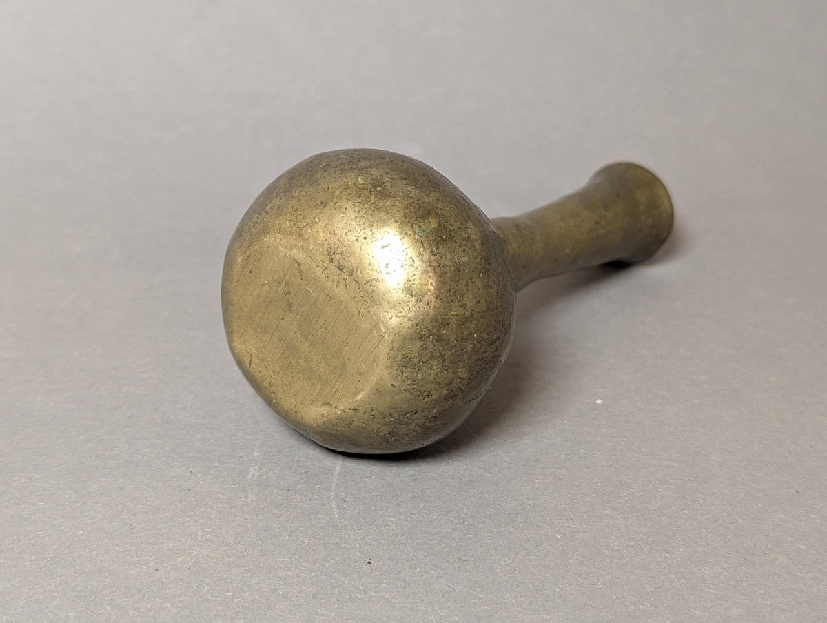 Seitenansicht der brutalistischen Vase, Höhe 13,5 cm