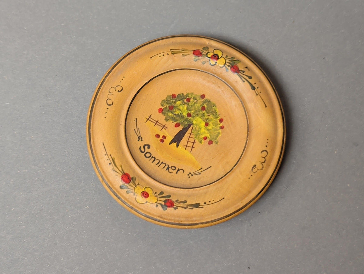 Herbstteller mit goldenem Laub