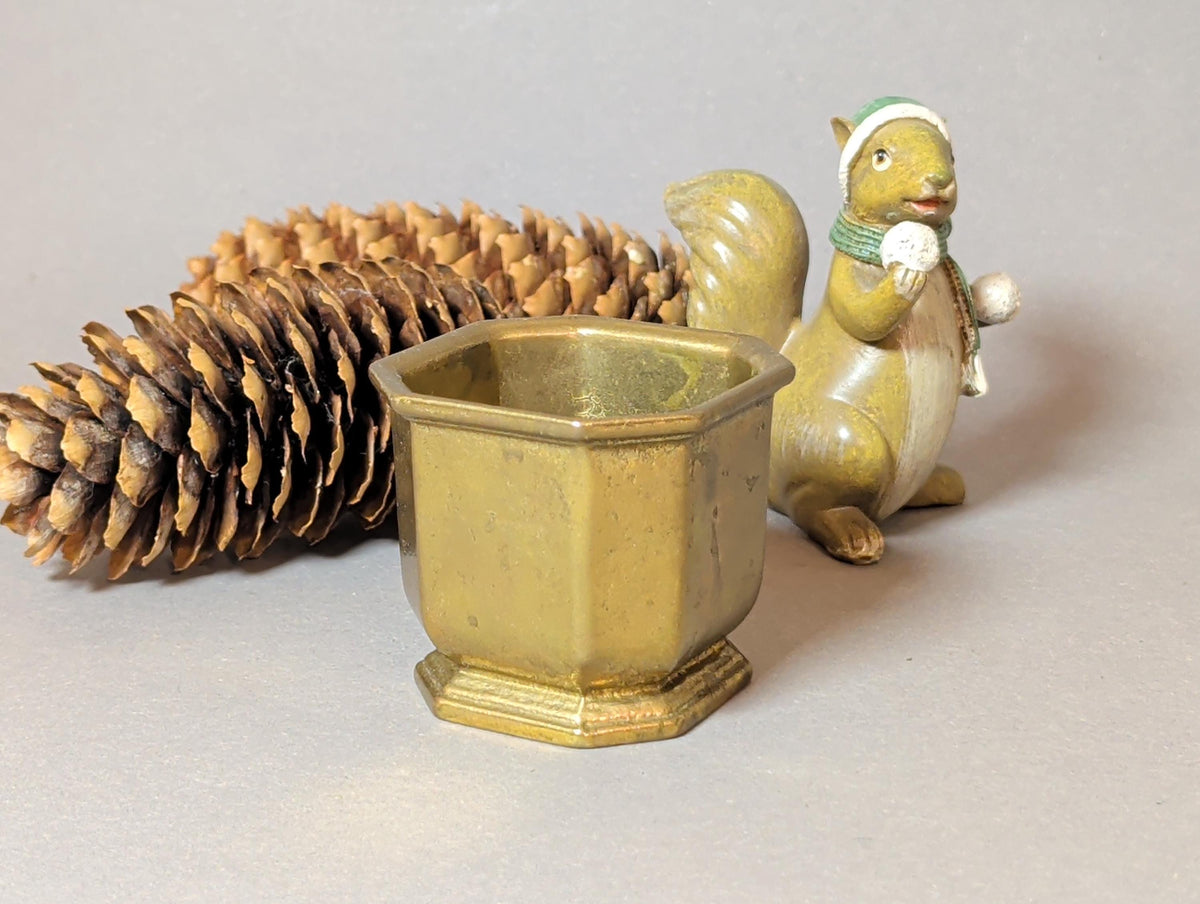Messingbecher von schräg