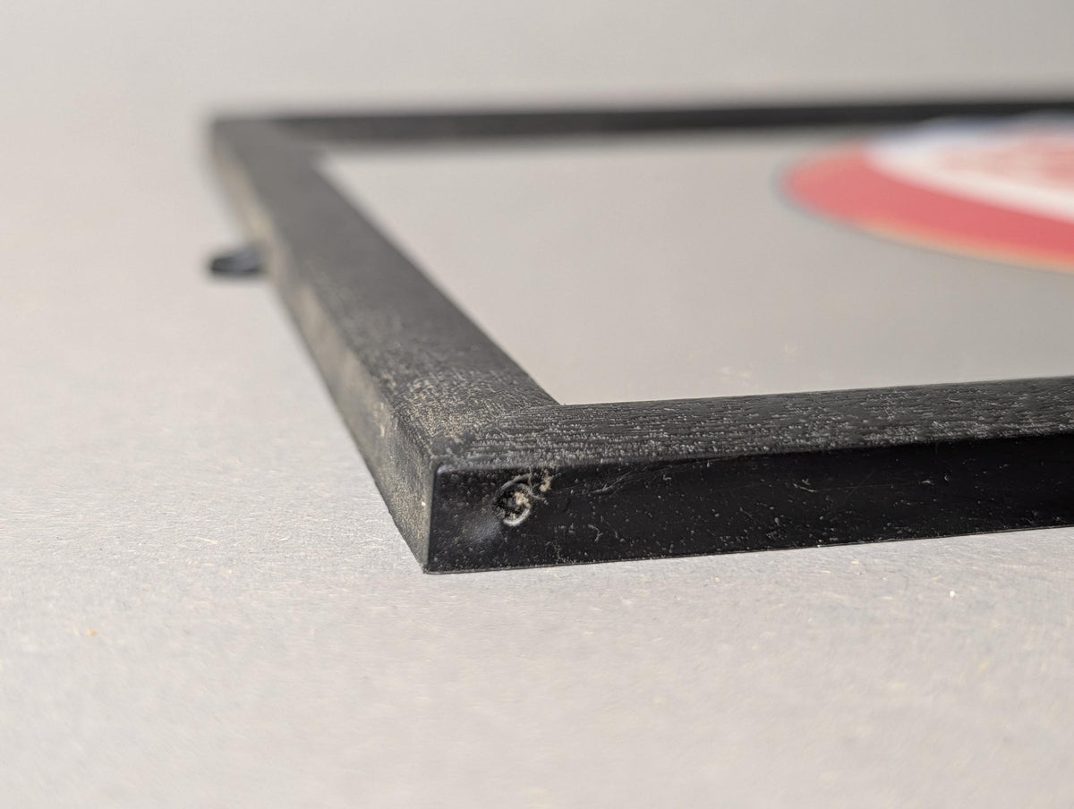 Rückseite mit eingeformter Aufhängeöse