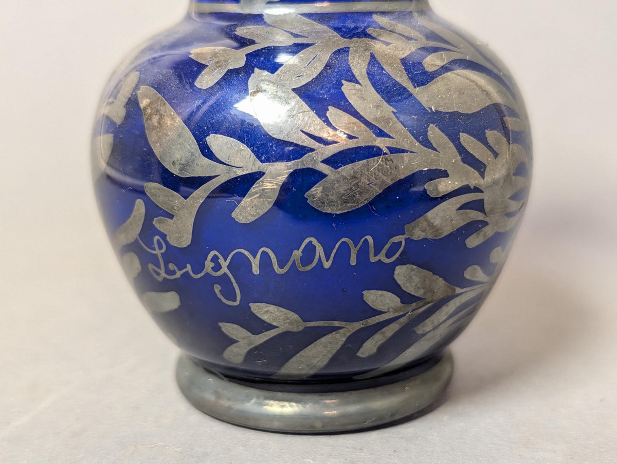 Florale Silber-Overlay-Arbeit auf kobaltblauem Glas