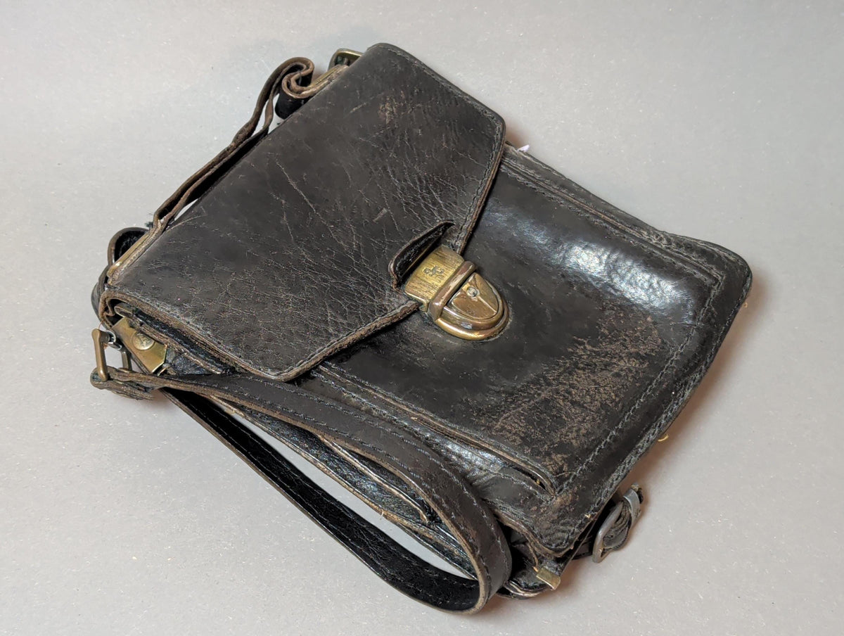 Vintage Hägi Umhängetasche aus schwarzem Leder, Gesamtansicht