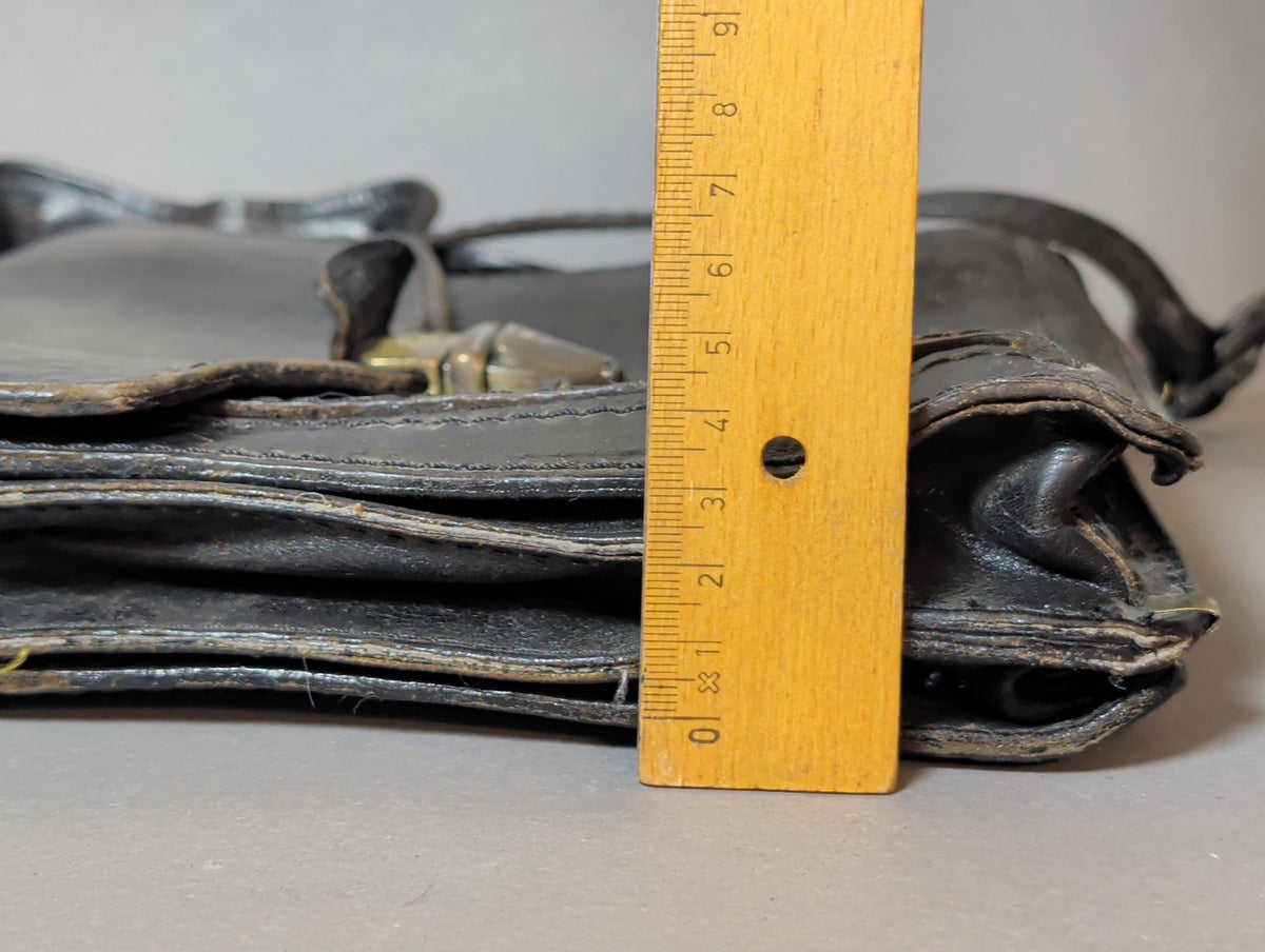 Tasche zum Trenchcoat getragen