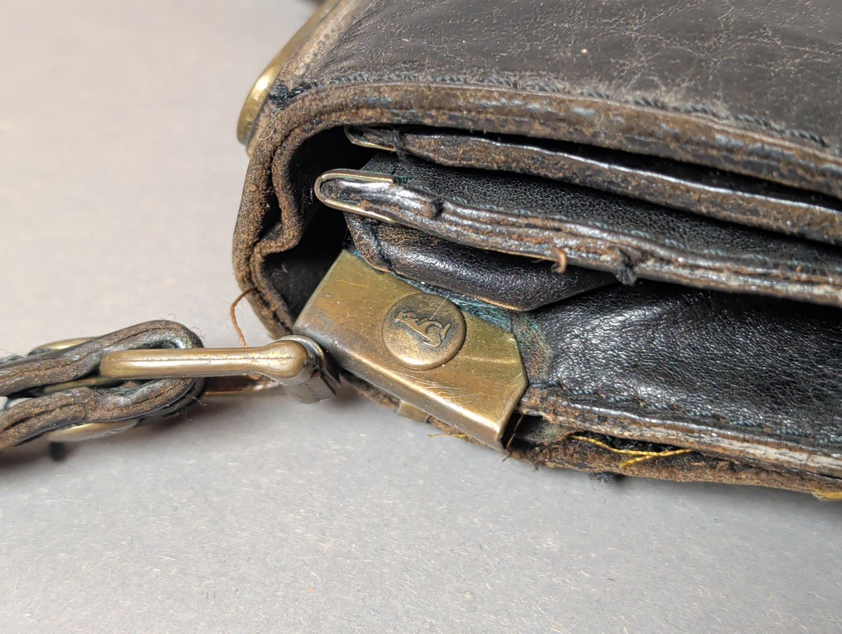 Geöffnete Tasche mit Ziehharmonika-Fächern